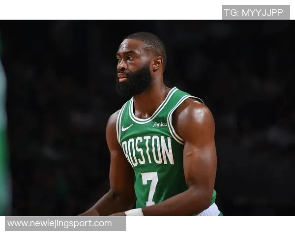 杰伦布朗半场表现平平7投3中三分命中率高但仅得8分助力球队需更努力